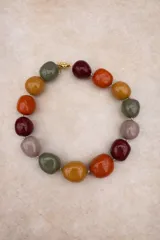 Collar de diseño artesanal compuesto por múltiples hileras de cuentas de resina pulida en una paleta de colores vibrantes que incluye tonos marrones, grises, verdes, naranjas y bordó.