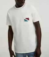 Remera de algodón color crudo, con cuello redondo y manga corta. Presenta un bolsillo en el pecho con estampa náutica y lettering "M.R.F.".