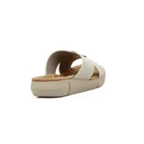 Sandalias color beige con plataforma, tiras cruzadas y aplique metálico.