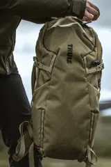 Mochila Thule AllTrail X de 15 litros, color verde oliva, con diseño ergonómico, panel trasero respirable, correas de compresión laterales y múltiples compartimentos para hidratación y accesorios.