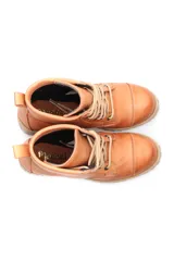 Borcego acordonado color marrón de cuero con suela beige y taco cuadrado.