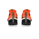 Championes de fútbol sala Munich modelo Attack 04, color naranja vibrante con detalles en negro y blanco. Presentan un diseño técnico con malla transpirable, refuerzos laterales y suela de goma diseñada para un agarre óptimo en superficies de pista.