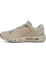 Championes Under Armour modelo Summit Trek Suede, con diseño inspirado en los años 90. Presentan una parte superior de malla ligera en color verde oliva con superposiciones de gamuza en tono beige, mediasuela de amortiguación de doble densidad y suela de goma con tacos para mayor tracción.