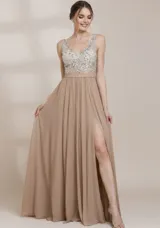 Vestido largo de fiesta con escote en V, cuerpo superior bordado con lentejuelas y pedrería, y falda fluida de gasa con tajo lateral.