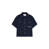 Camisa manga corta Eme Studios color azul marino, con cuello clásico, cierre frontal con botones blancos y dos bolsillos en el pecho con solapa. Presenta un pequeño logo estampado en blanco sobre el bolsillo izquierdo.