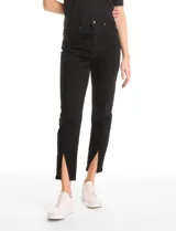 Jean skinny de tiro alto, color azul oscuro, con cierre frontal y botón. Presenta un diseño ajustado con tajos frontales en el ruedo y bolsillos funcionales.