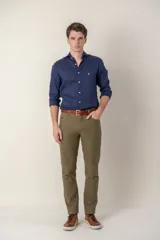 Pantalón de lino color beige, de corte recto y diseño clásico de cinco bolsillos.