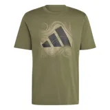 Remera verde oliva Adidas con cuello redondo y mangas cortas. Presenta un estampado frontal con líneas onduladas y el logo clásico de la marca.