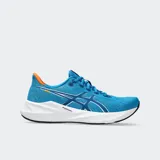 Championes de running Asics modelo Versablast 4, color azul con detalles en blanco y naranja. Presentan una capellada de malla transpirable y entresuela con tecnología AmpliFoam+ para mayor amortiguación y retorno de energía.