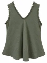Musculosa verde militar con escote en V y detalles de flecos en los bordes de las sisas y el escote, de corte evasé y caída fluida.