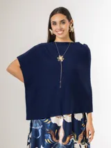 Poncho liviano de punto color azul marino, de diseño amplio y sin mangas, con cuello bote.