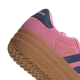 Championes Adidas modelo VL Court Bold, con diseño de plataforma. Presenta una parte superior de gamuza en color rosado, con las icónicas tres rayas laterales y detalle en el talón en color azul marino. La suela es de goma en tono marrón claro.