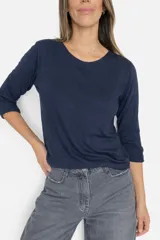 Sweater de tejido fino con cuello redondo y mangas tres cuartos. Confeccionado en una mezcla de viscosa, angora y lana, presenta una textura suave y liviana con elasticidad natural que se adapta al cuerpo.