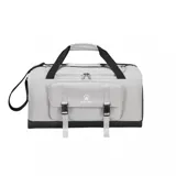 Bolso deportivo Kelme color gris claro con base negra, asas de mano y correa ajustable para el hombro. Cuenta con un bolsillo frontal con solapa, hebillas plásticas y logo impreso de la marca con una huella.