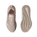 Championes de running Adidas Supernova Ease 2 W para mujer, color beige con detalles plateados y rosados. Presentan un upper de malla técnica transpirable, cierre de cordones, mediasuela Dreamstrike para amortiguación y suela de goma ligera con tracción.