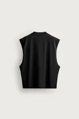 Musculosa de hombre con corte relaxed fit, cuello redondo y sisas amplias. Confeccionada en tejido de algodón con efecto lavado en tono rojo.
