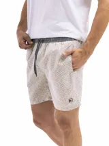 Short de baño rosado con estampado de rombos, cintura elastizada con cordón ajustable, bolsillos laterales y trasero.