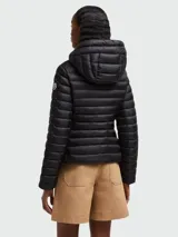 Chaqueta corta con capucha Moncler modelo IGE, color negro.
