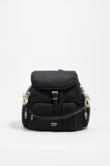 Mochila Pocket Bimba Y Lola negra de nylon con estructura blanda, bolsillos frontales y laterales con cierre, solapa superior con hebilla, detalles de cordones en contraste y logo de la marca estampado en el frente.