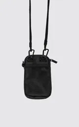 Mini bag o portacelular de formato vertical, confeccionada en cordura waterproof de alta resistencia. Cuenta con dos compartimentos con cierres reforzados y cordón de alta densidad ajustable mediante mosquetones metálicos para usar cruzado.