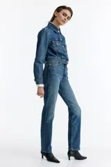 Jean de tiro alto y pierna recta confeccionado en denim de algodón con un leve porcentaje de stretch, de cinco bolsillos y diseño clásico en color azul con efecto deslavado.