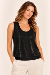 Musculosa negra con apliques de lentejuelas, escote redondo y diseño sin mangas con ribetes tejidos.