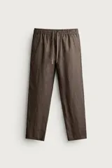 Pantalón relaxed fit de lino color negro, con cintura elástica ajustable con cordón y bolsillos frontales.
