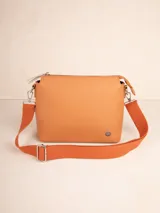 Bandolera color naranja de símil cuero texturizado con correa desmontable y regulable. Consta de un compartimiento y tres bolsillos internos adicionales.