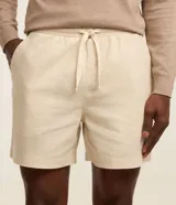 Bermuda de hombre de corte clásico, color negro, con cintura elástica con cordón de ajuste y bolsillos laterales.
