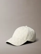 Gorra de béisbol color beige con diseño de monograma sutil en toda la pieza. Cuenta con visera curva y estructura clásica.