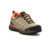 Championes de trekking Diadora, diseño robusto en tonos beige, negro y detalles en naranja. Presentan una estructura reforzada, cordones técnicos y suela con relieve para mayor tracción en terrenos irregulares.