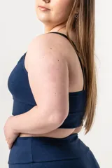 Top deportivo azul marino de algodón con breteles elásticos negros regulables y faja ancha doble tela.