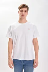 Remera blanca de manga corta con cuello redondo y bordado pequeño de un sol en el pecho.