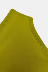 Body de tejido liso color azul claro, con escote asimétrico de un solo hombro y cierre inferior con broches a presión.