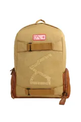 Mochila color beige con detalles en marrón, bolsillos laterales con cierre, llavero desmontable, tiras regulables y espalda acolchada.