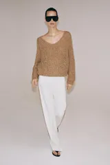 Sweater de punto con cinta entrelazada, color tostado, escote redondo pronunciado y manga larga con puños ajustados.
