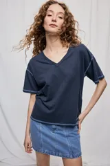 Remera negra de manga corta con escote en V y silueta amplia.