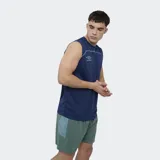 Musculosa deportiva Umbro Balance de color negro, con detalles de ribetes grises en el pecho y el logo de la marca bordado en blanco.