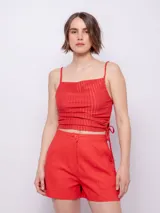 Top corto sin mangas con tirantes finos, escote cuadrado y detalle de frunce lateral con lazo ajustable.