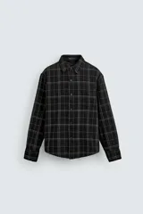 Sobrecamisa de corte relajado confeccionada en tejido de algodón, con diseño a cuadros, cuello solapa, cierre frontal de botones y bolsillo en el pecho.