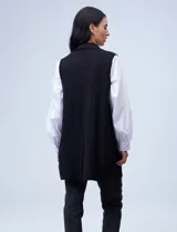 Chaleco largo de punto marca Absolutely Famous, color negro, con cuello de solapa y bolsillos delanteros.