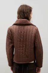 Campera crop acolchada color marrón, con cuello alto, cierre frontal y apliques de flores en el pecho. Presenta un diseño capitoneado y forro interior.