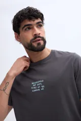 Remera verde militar de algodón, con corte regular y gran estampado gráfico en la espalda con iconos y texto alusivo.