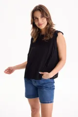 Blusa de viscosa negra sin mangas, con diseño fluido, cuello redondo y detalles de tablas verticales en el pecho con terminaciones de encaje en las sisas.