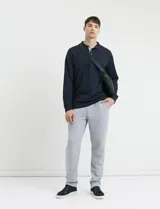 Pantalón jogging de corte recto, confeccionado en tejido circular con cintura elástica y cordón ajustable al tono. Presenta bolsillos laterales tipo parche.