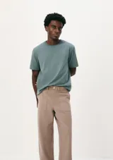 Camiseta marrón de corte recto y mangas cortas.