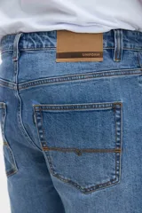 Bermuda de jean clásica gris con efecto deslavado, corte standard, bolsillos laterales y traseros, y presillas para cinto.