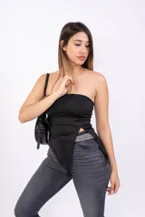 Musculosa blanca strapless, de diseño asimétrico con terminación en punta y abertura frontal.