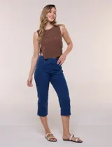 Pantalón capri tipo jegging de denim azul, marca Ruby Rd, con pretina ancha elastizada, bolsillos delanteros simulados y bolsillos traseros aplicados.