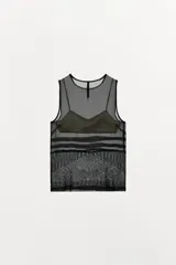 Top negro sin mangas de organza translúcida con cuello redondo, detalle de sujetador interior a contraste, y bajo acabado con aplicación de tejido de punto con diseño texturizado.